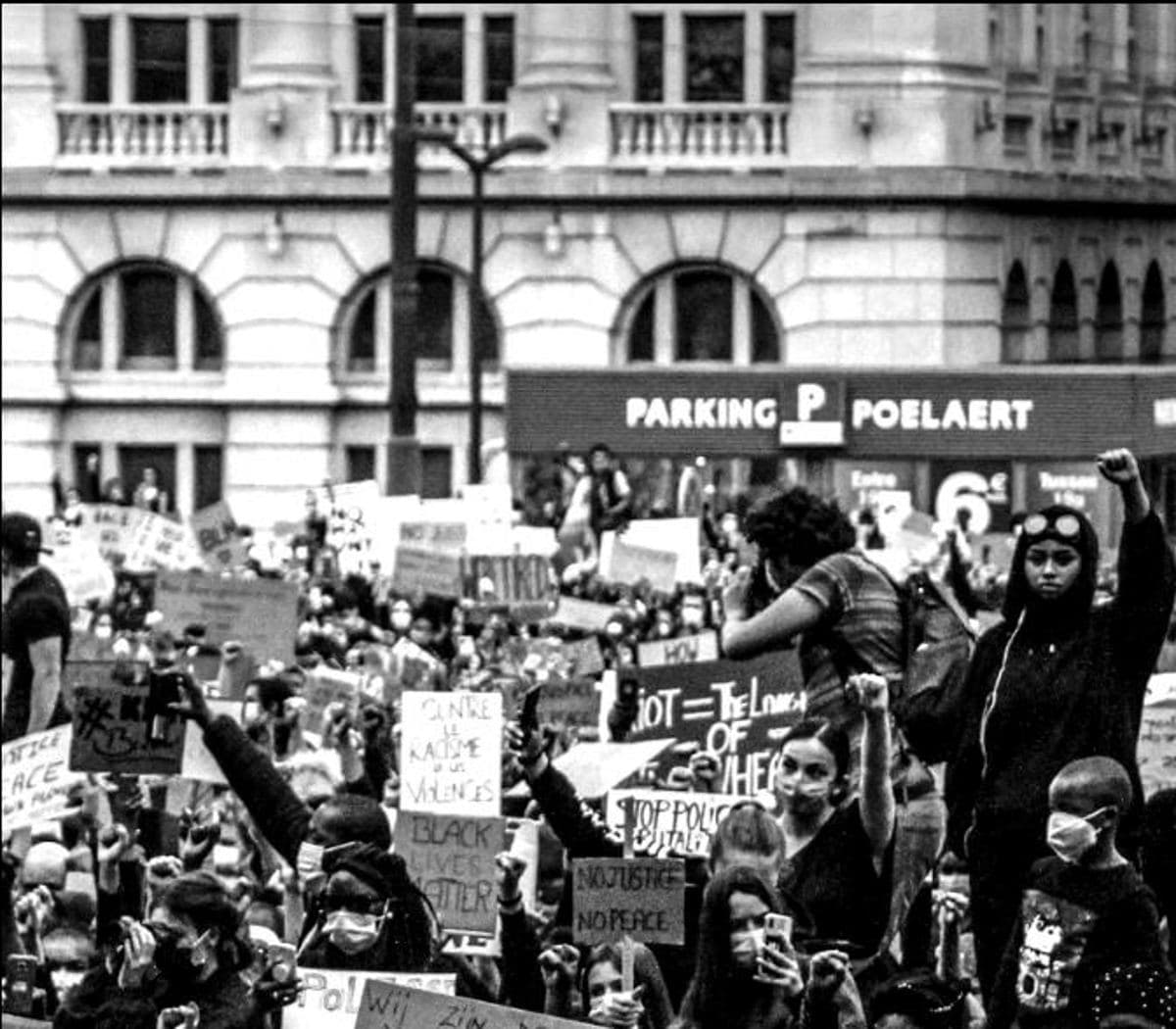 Foule dense poings levés devant le parking Poelaert, face au Palais de Justice de Bruxelles, 7 juin 2020.