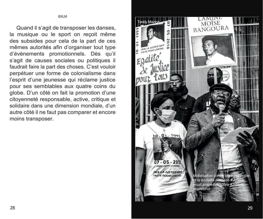 Le père de Lamine Moïse Bangoura prend la parole au micro devant les portraits de son fils, entouré de proches, Bruxelles.