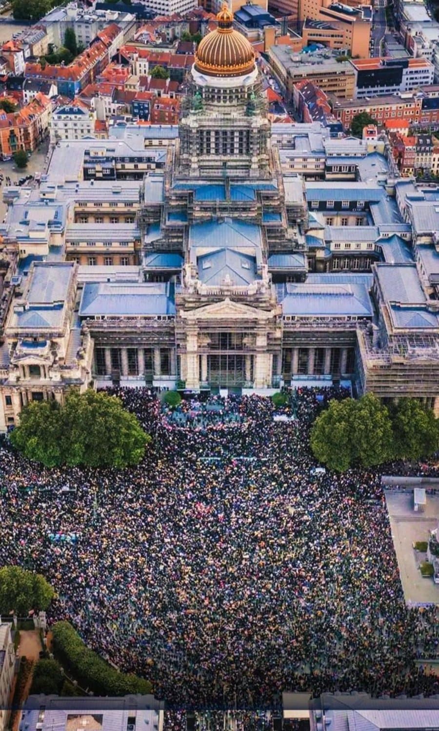 Couverture de BXLM : vue aérienne du Palais de Justice de Bruxelles et de la foule du 7 juin 2020.