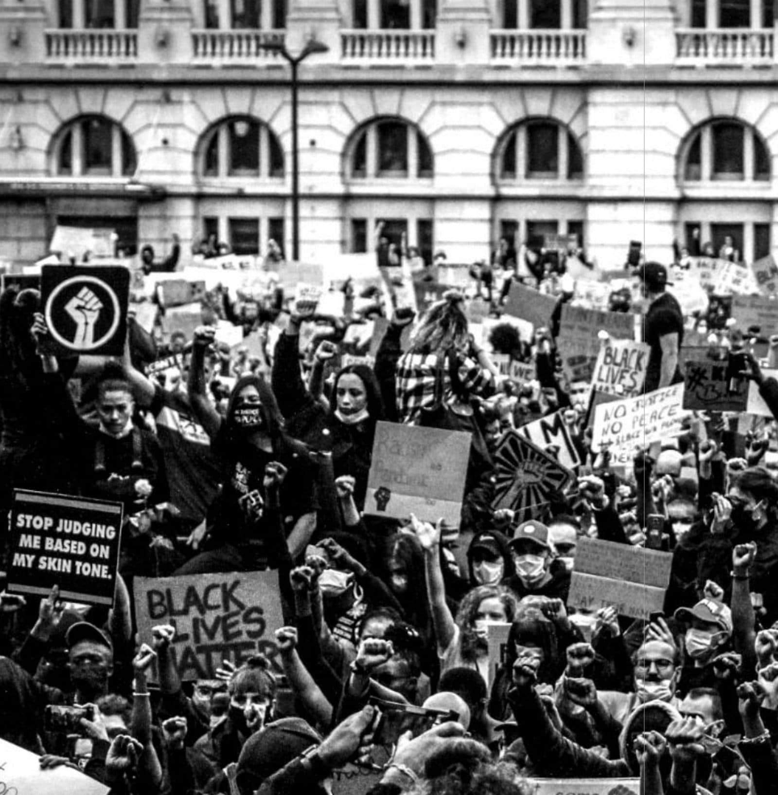 Foule poings levés lors de la manifestation du 7 juin 2020 à Bruxelles.